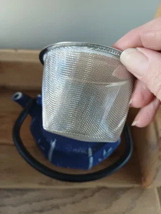 Teiera in ghisa blu con decoro