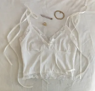 Top blanco lazos y encaje