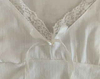 Top blanco lazos y encaje