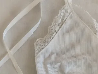 Top blanco lazos y encaje