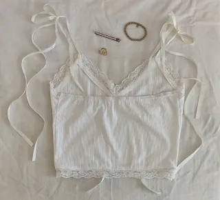 Top blanco lazos y encaje