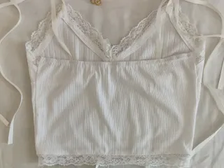 Top blanco lazos y encaje