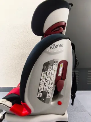 Silla coche Romer roja y negra muy robusta.