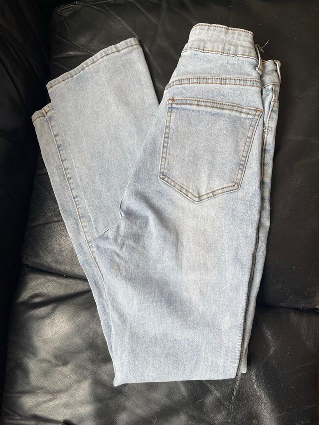 Jeans donna a zampa strappati