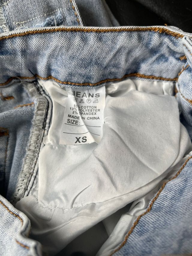 Jeans donna a zampa strappati