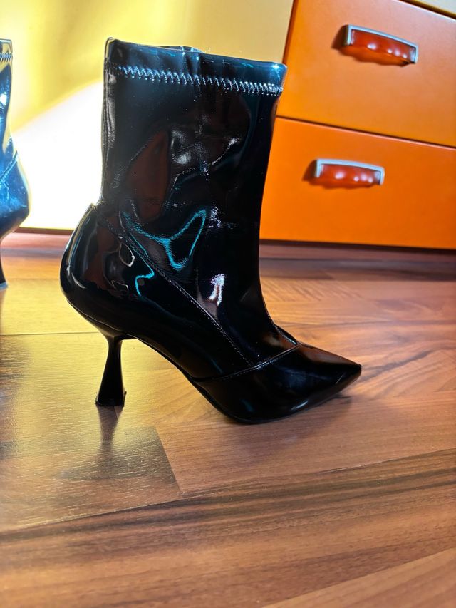 Stivaletti neri lucidi tacco alto