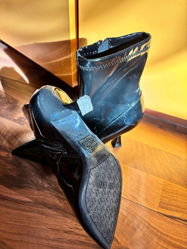 Stivaletti neri lucidi tacco alto