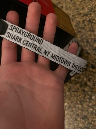 Zaino Sprayground nero con squalo