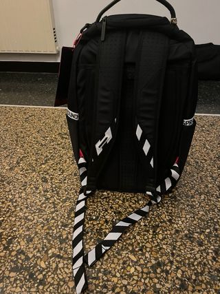 Zaino Sprayground nero con squalo