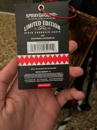 Zaino Sprayground nero con squalo