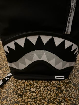 Zaino Sprayground nero con squalo