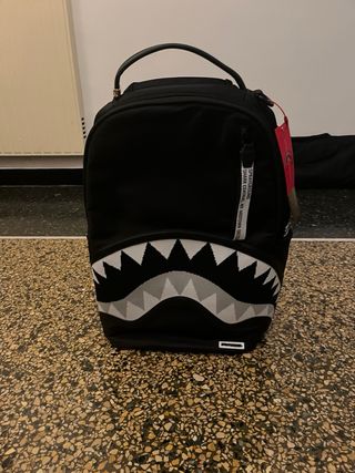 Zaino Sprayground nero con squalo