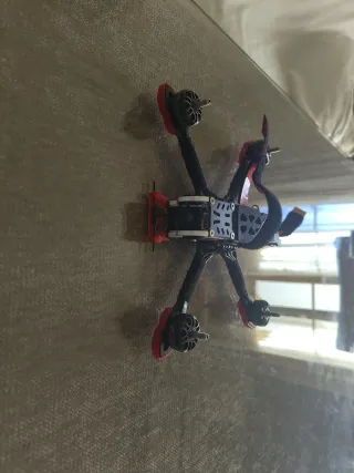 Dron FPV Negro y Rojo