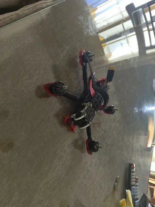 Dron FPV Negro y Rojo