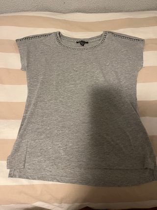 Camiseta gris básica con detalles