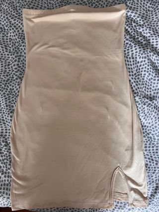 Vestido corto beige palabra de honor