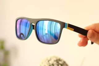 Gafas de sol negras y azules.