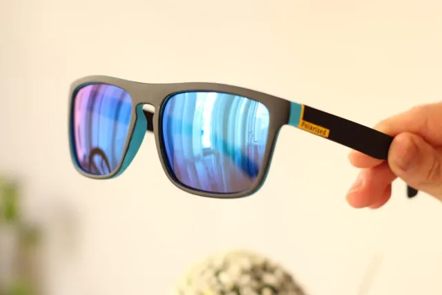 Gafas de sol negras y azules.