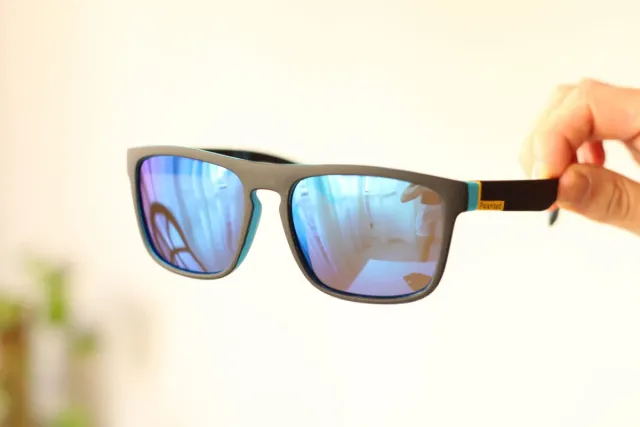 Gafas de sol negras y azules.