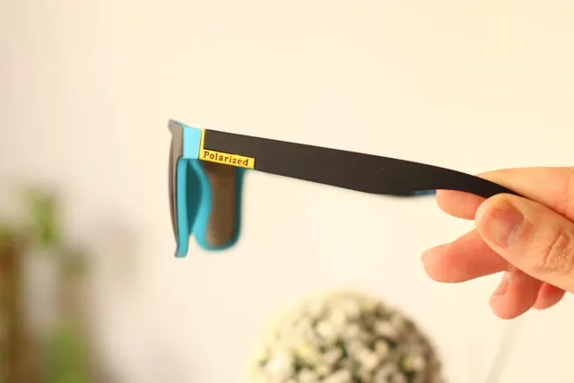 Gafas de sol negras y azules.