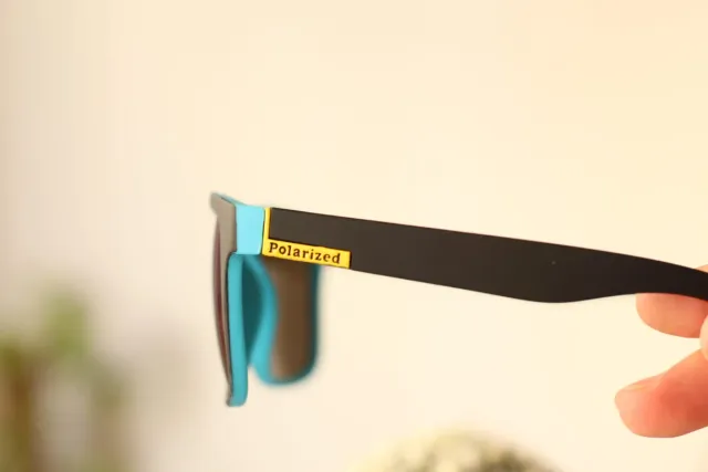 Gafas de sol negras y azules.