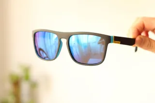 Gafas de sol negras y azules.