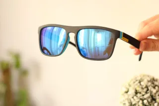 Gafas de sol negras y azules.