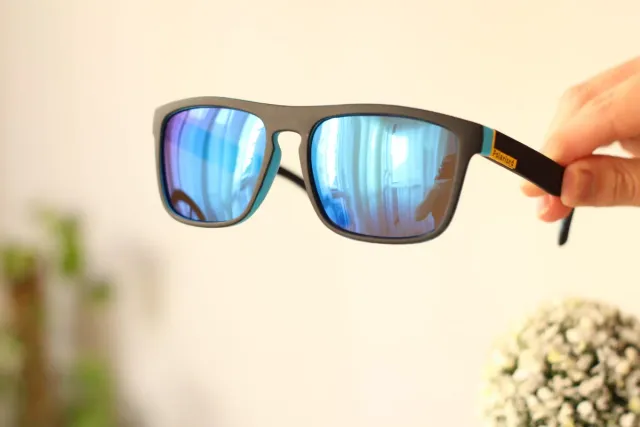 Gafas de sol negras y azules.