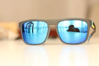 Gafas de sol negras y azules.