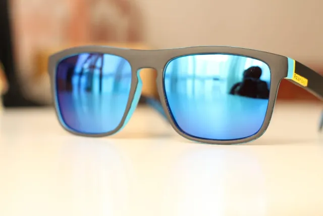 Gafas de sol negras y azules.