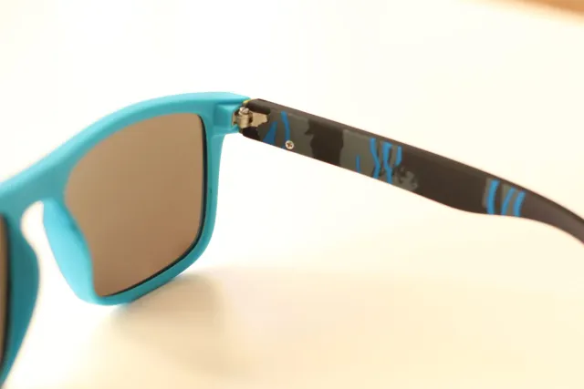 Gafas de sol negras y azules.