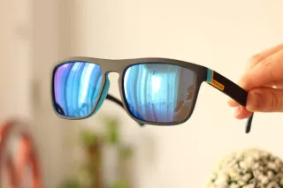 Gafas de sol negras y azules.