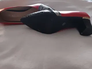 Zapatos de tacón rojos y negros