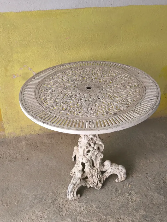 Mesa de hierro forjado blanca