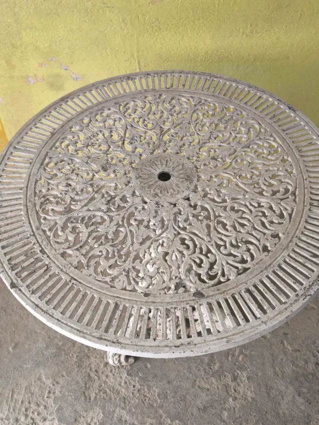 Mesa de hierro forjado blanca