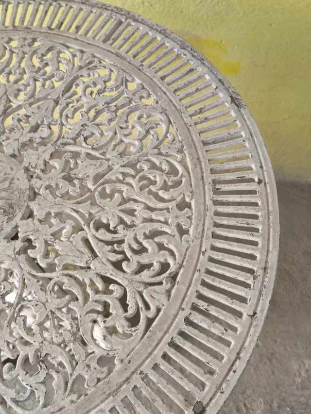 Mesa de hierro forjado blanca