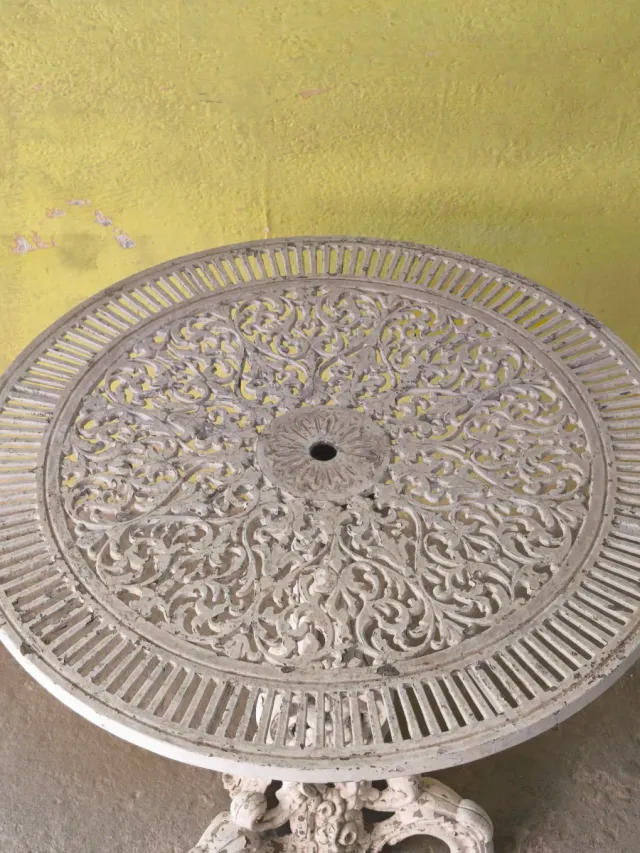 Mesa de hierro forjado blanca