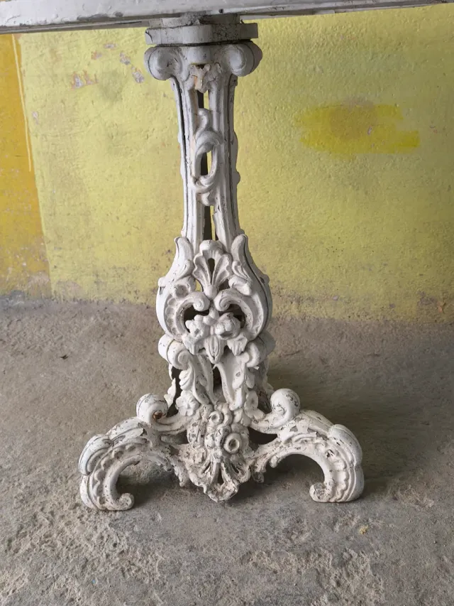 Mesa de hierro forjado blanca