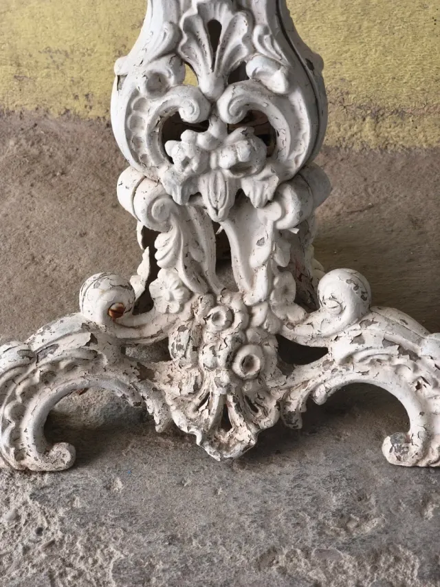 Mesa de hierro forjado blanca