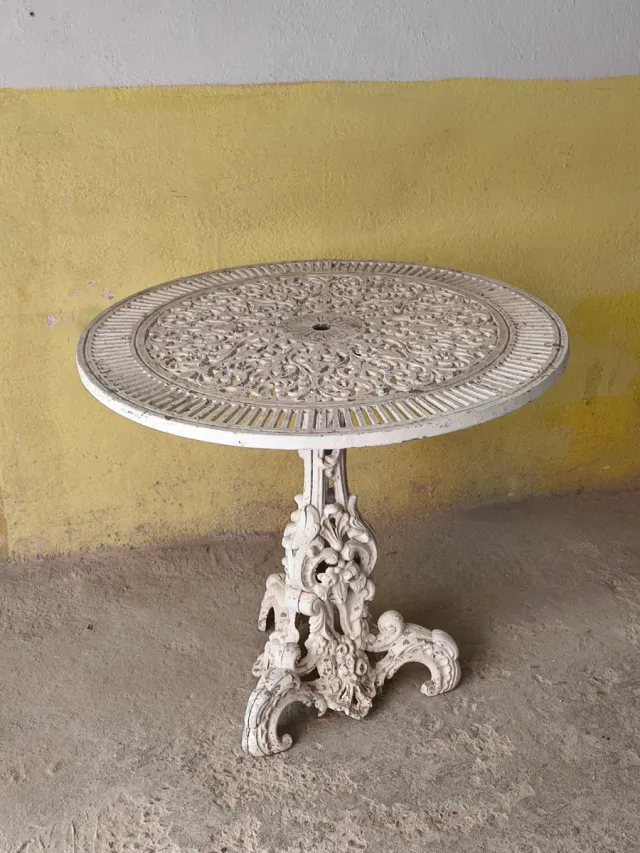 Mesa de hierro forjado blanca