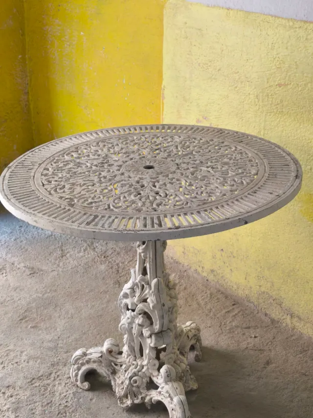 Mesa de hierro forjado blanca
