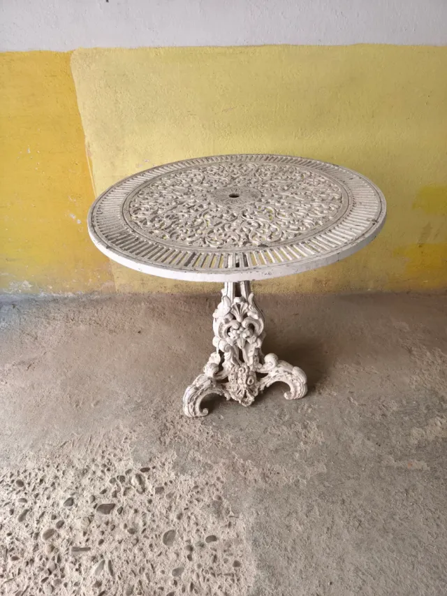 Mesa de hierro forjado blanca