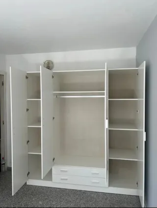 Armario blanco de madera