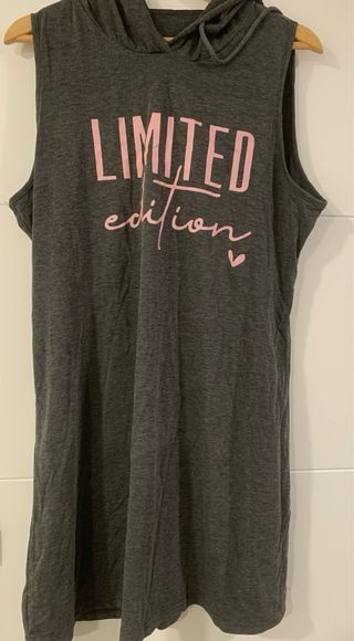 Vestido sin mangas con capucha y texto