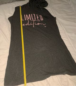 Vestido sin mangas con capucha y texto