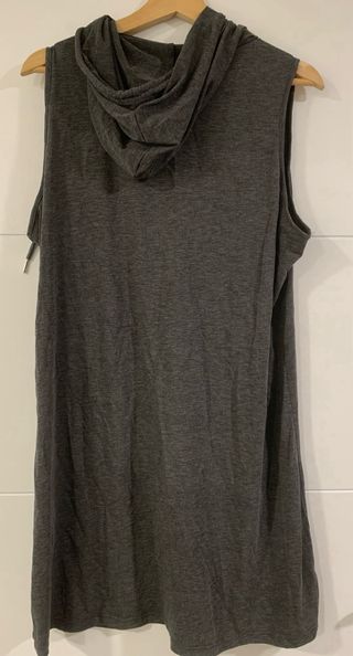 Vestido sin mangas con capucha y texto