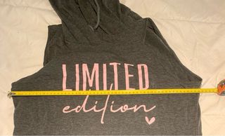 Vestido sin mangas con capucha y texto