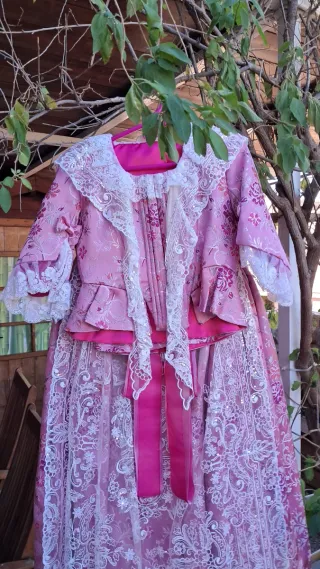 Traje Fallera Rosa y Blanco.