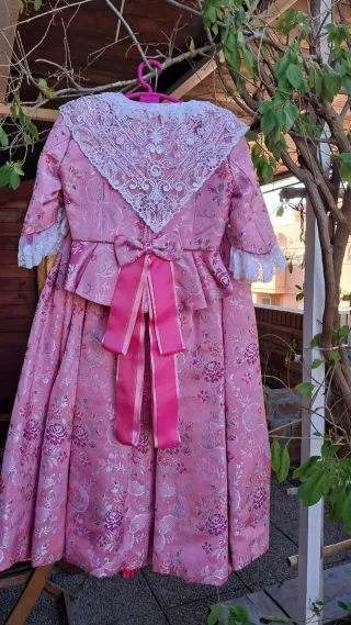 Traje Fallera Rosa y Blanco.