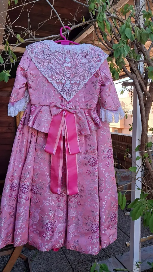 Traje Fallera Rosa y Blanco.